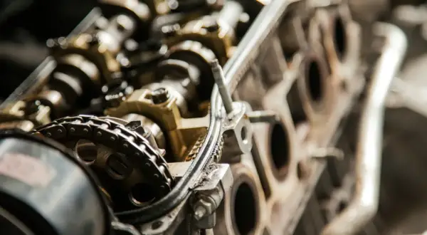 Detailaufnahme eines Motors mit Nockenwelle und Steuerkette. Möglicherweise die Ursache, warum das auto vibriert beim fahren.