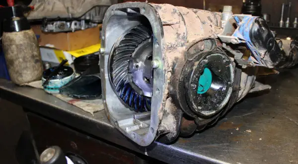 Zerlegtes Differential mit Zahnrädern und Fett. Ein Blick auf die Teile, die für das Getriebe wechseln Kosten relevant sind.