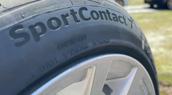 Nahaufnahme eines Continental SportContact 7 Reifens, bereit für einen Test auf der Rennstrecke.