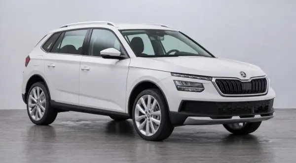 Weißer Skoda Kamiq 1.0 TSI, ein kompakter SUV, der für seine Zuverlässigkeit bekannt ist, aber auch über mögliche Probleme diskutiert wird.