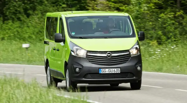 Grüner Opel Vivaro 1.6 Biturbo fährt auf Landstraße. Hoffentlich keine Probleme mit dem Motor!