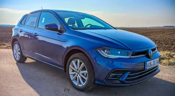 Blauer VW Polo 1.0 TSI 95 PS auf Feldweg. Hoffentlich keine Probleme mit diesem Modell.