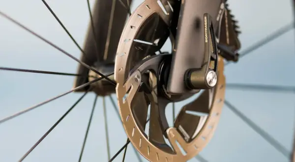 Nahaufnahme eines Fahrradrades mit verglasten Bremsen und Bontrager-Schnellspanner.