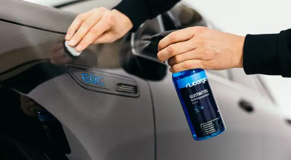 Mit Gleitmittel und Reinigungsknete das Auto richtig pflegen. Glänzender Lack dank sorgfältiger Handarbeit.