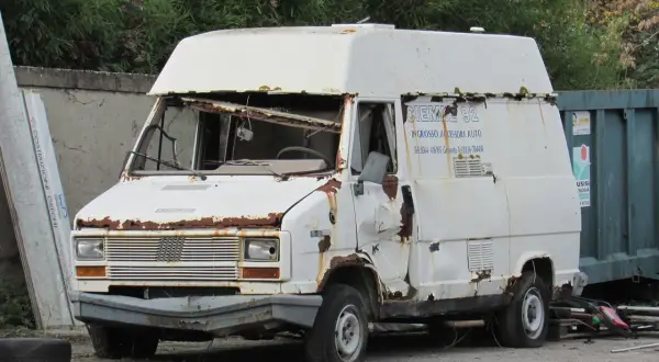 Verrosteter Fiat Ducato mit zerbrochener Windschutzscheibe, deutet auf fiat ducato 2.2 motor problemen hin.
