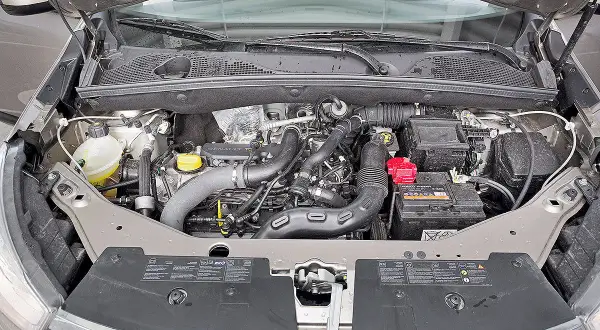 Motorraum eines Dacia Lodgy. Mögliche Dacia Lodgy Probleme könnten hier ihren Ursprung haben, wie z.B. am Motor oder der Batterie.