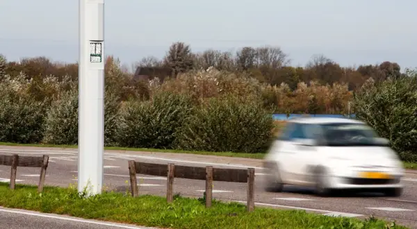 Ein Blitzer in den Niederlanden erfasst ein vorbeifahrendes Auto.