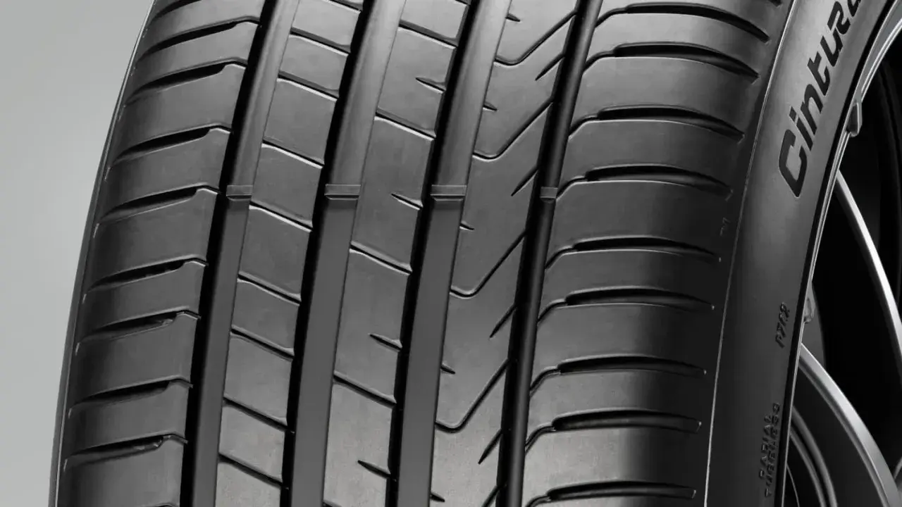 Nahaufnahme eines Motorradreifens mit tiefem Profil. Die Mindestprofiltiefe ist entscheidend für die Sicherheit.