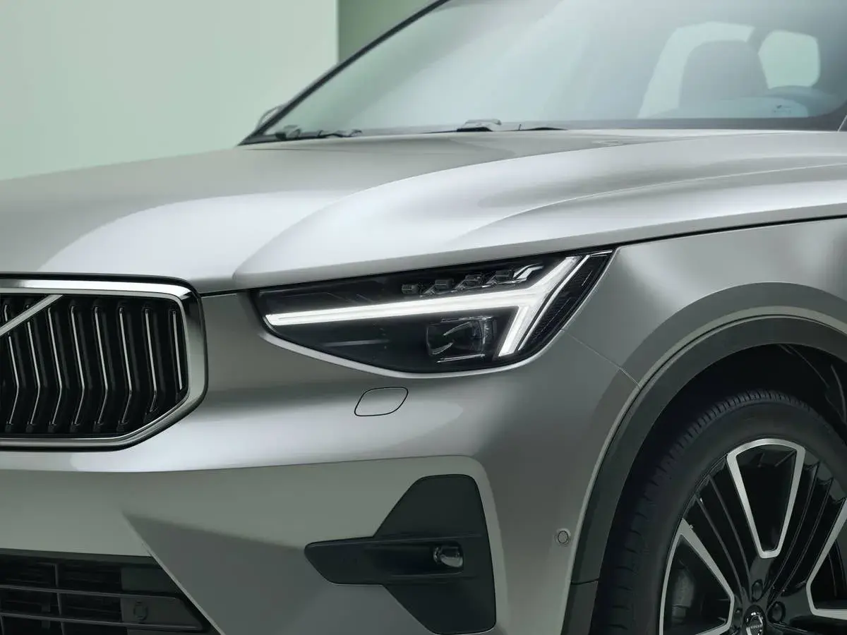 Nahaufnahme des silbernen Volvo XC40 mit markanten LED-Scheinwerfern. Ein Blick, der Fragen zu möglichen Volvo XC40 Problemen aufwirft, aber die Ästhetik ist unbestreitbar.