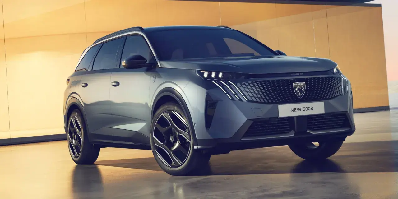 Ein neuer Peugeot 5008 steht vor einer gelben Wand. Keine Probleme sichtbar, nur ein schickes SUV.