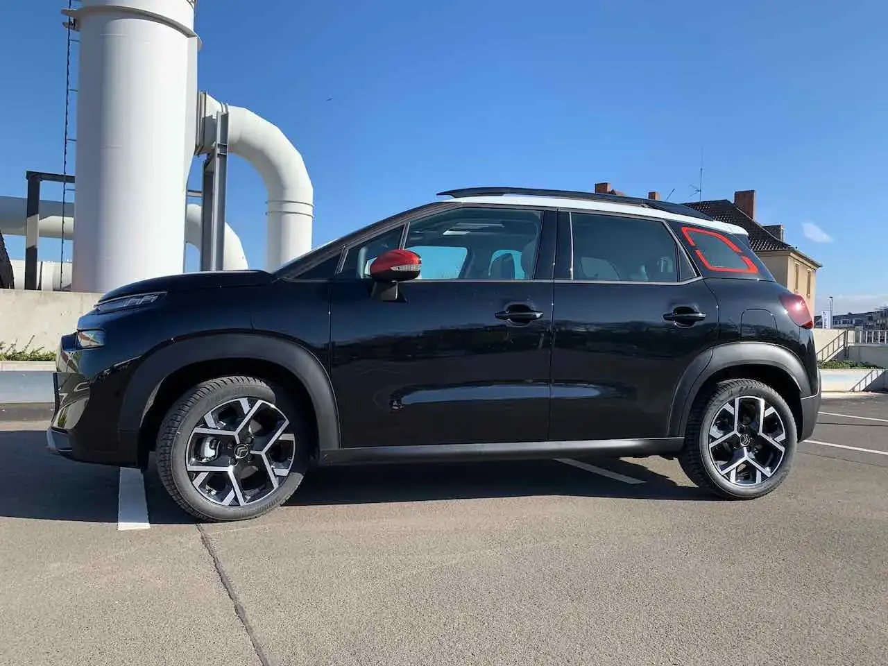 Schwarzer Citroën C3 Aircross mit roten Akzenten, der auf einem Parkplatz steht. Mögliche Probleme mit dem Fahrzeug sind hier nicht sichtbar.