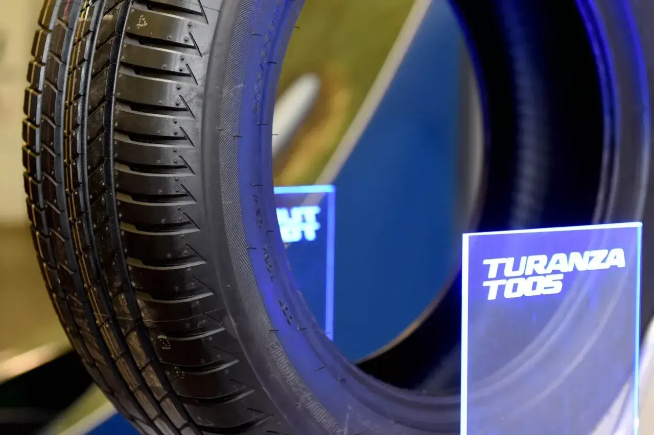 Nahaufnahme eines Reifens, bereit für den Bridgestone Turanza T005 Test. Das Profil zeigt seine Leistung.