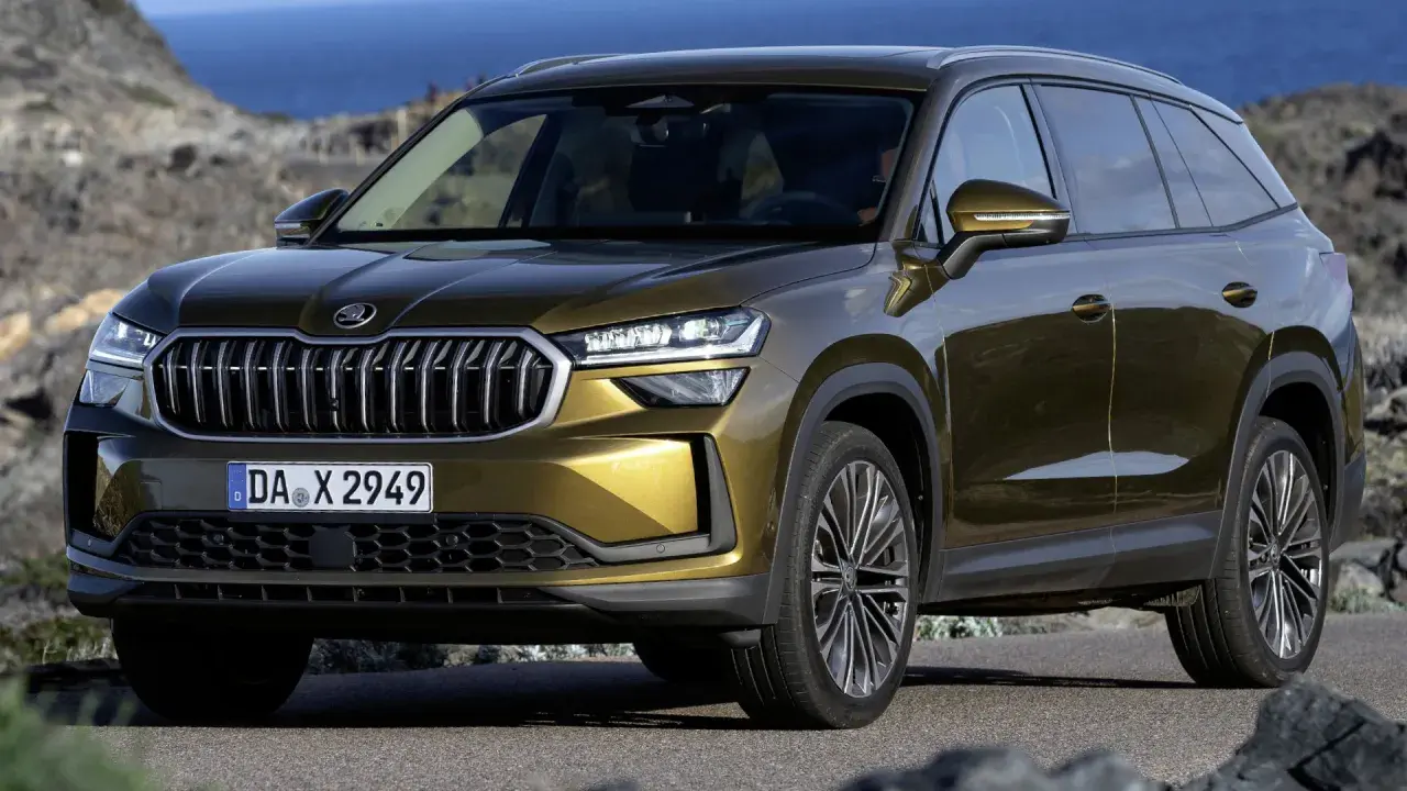Goldener Skoda Kodiaq parkt am Meer. Trotz seines schicken Designs gibt es Berichte über Skoda Kodiaq Probleme.