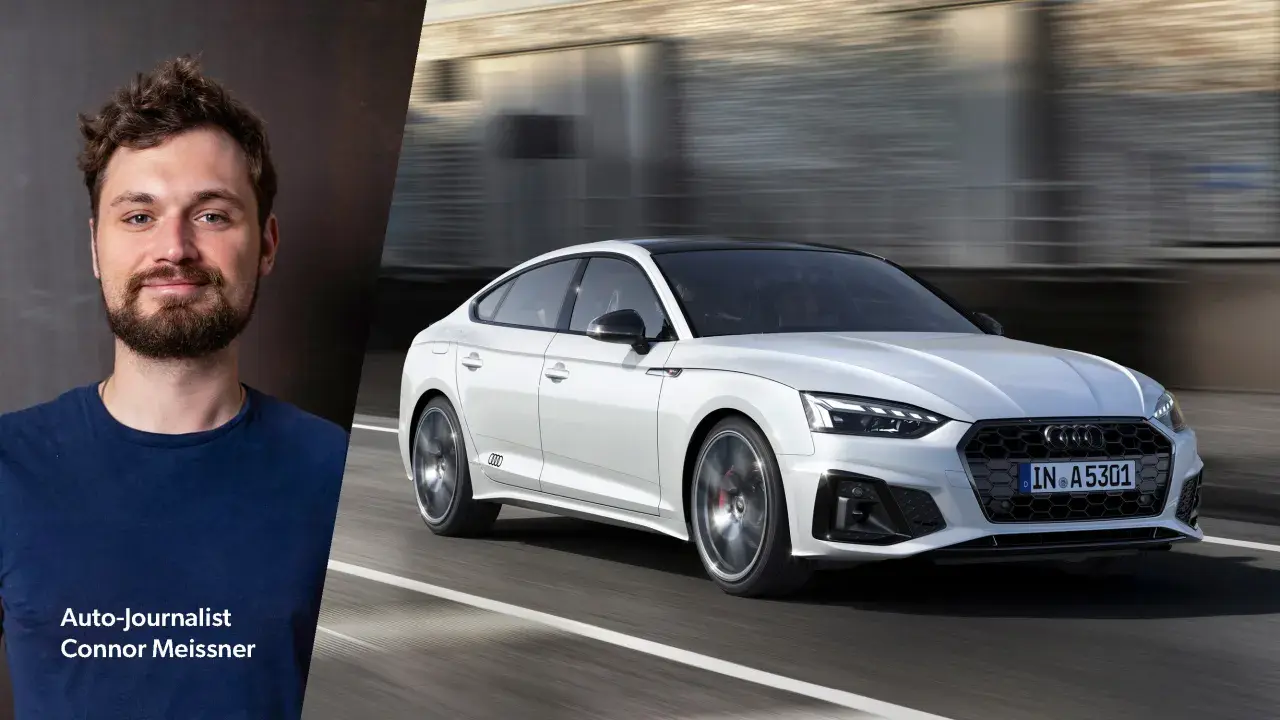 Auto-Journalist Connor Meissner spricht über mögliche Audi A5 Probleme, während ein weißer Audi A5 auf der Straße fährt.