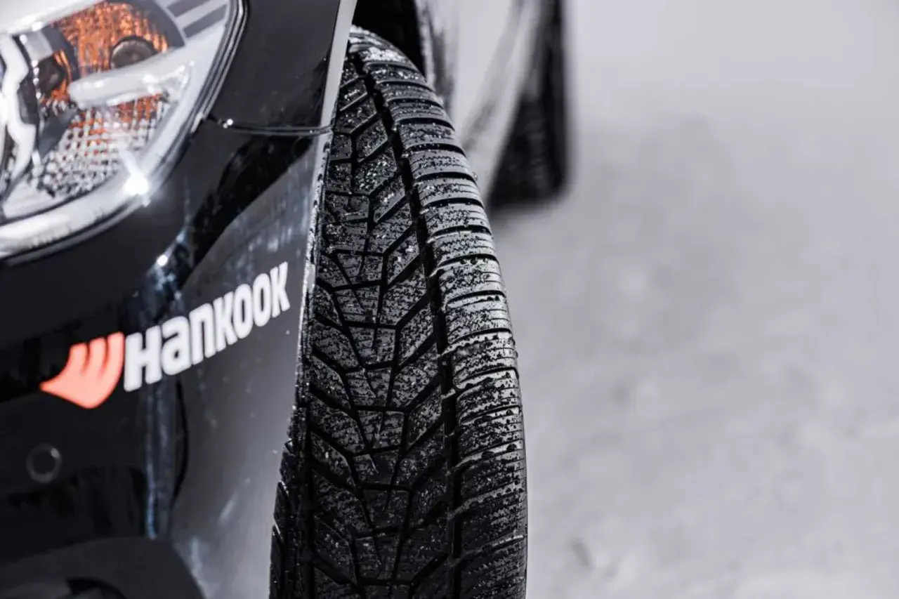 Hankook Kinergy 4S2 Reifen im Test auf Schnee. Das Profil zeigt gute Traktion bei winterlichen Bedingungen.