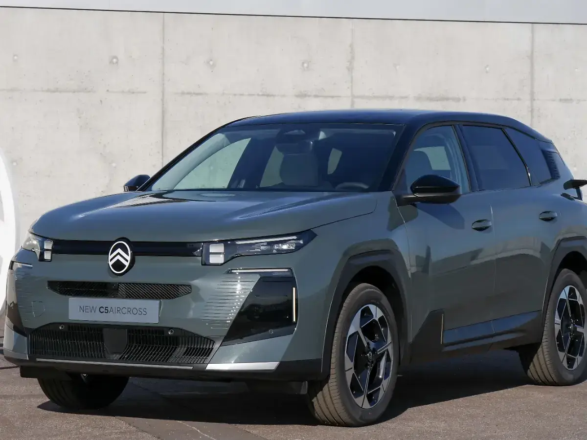 Grauer Citroën C5 Aircross vor Betonwand. Mögliche Probleme mit dem Fahrzeug sind hier nicht sichtbar.