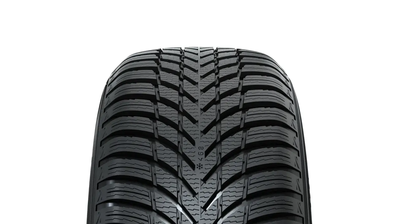 Detailansicht eines Nokian Snowproof 2 Reifens, bereit für den Wintertest.