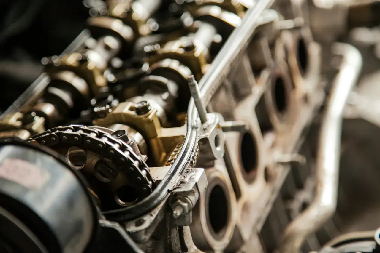 Detailaufnahme eines Motors mit Nockenwelle und Steuerkette. Möglicherweise die Ursache, warum das auto vibriert beim fahren.