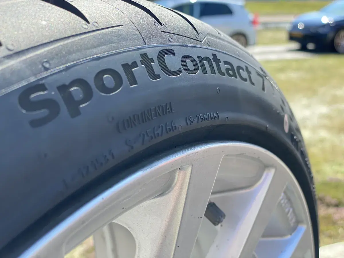 Nahaufnahme eines Continental SportContact 7 Reifens, bereit für einen Test auf der Rennstrecke.