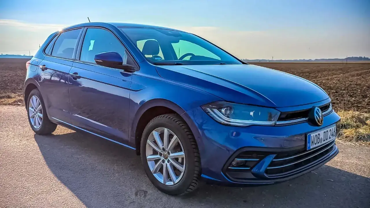 Blauer VW Polo 1.0 TSI 95 PS auf Feldweg. Hoffentlich keine Probleme mit diesem Modell.