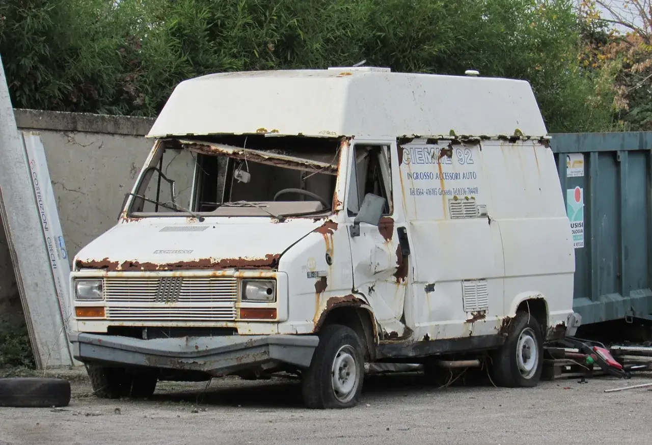 Verrosteter Fiat Ducato mit zerbrochener Windschutzscheibe, deutet auf fiat ducato 2.2 motor problemen hin.