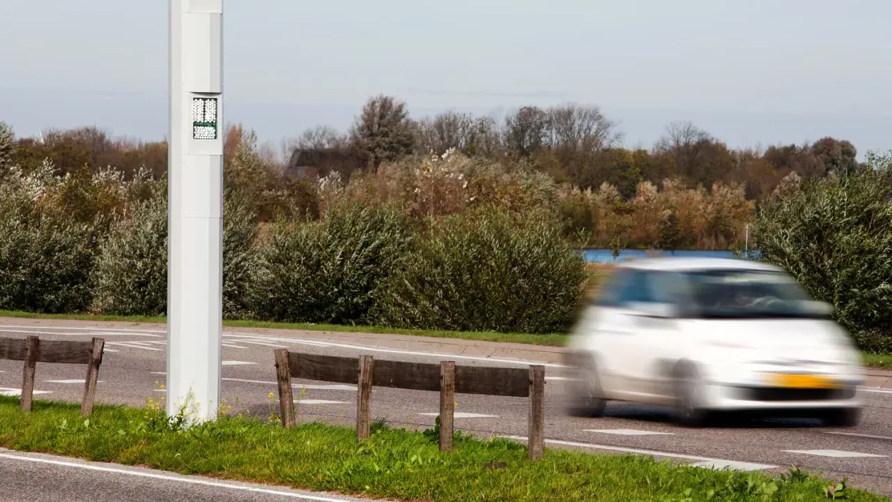 Ein Blitzer in den Niederlanden erfasst ein vorbeifahrendes Auto.