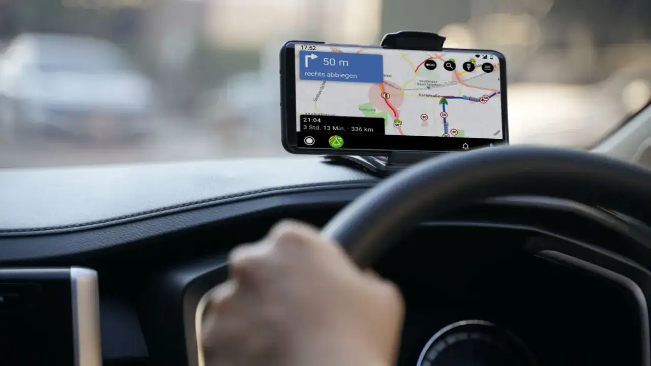 Navigations-App auf dem Handy zeigt die Route an. Eine blitzer app könnte hier nützlich sein, um entspannt ans Ziel zu kommen.