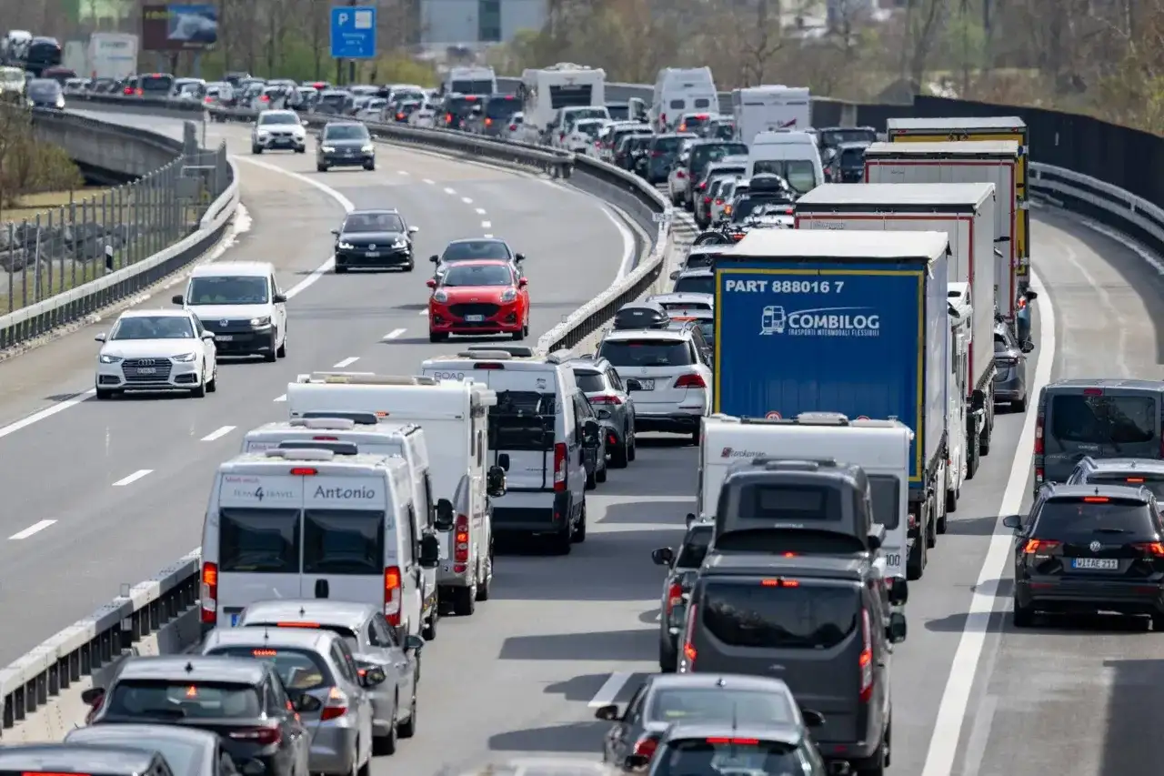 Stau auf der Autobahn in der Schweiz. Viele Autos und Lastwagen stehen still. Die mautpflichtige Strecke ist überfüllt.