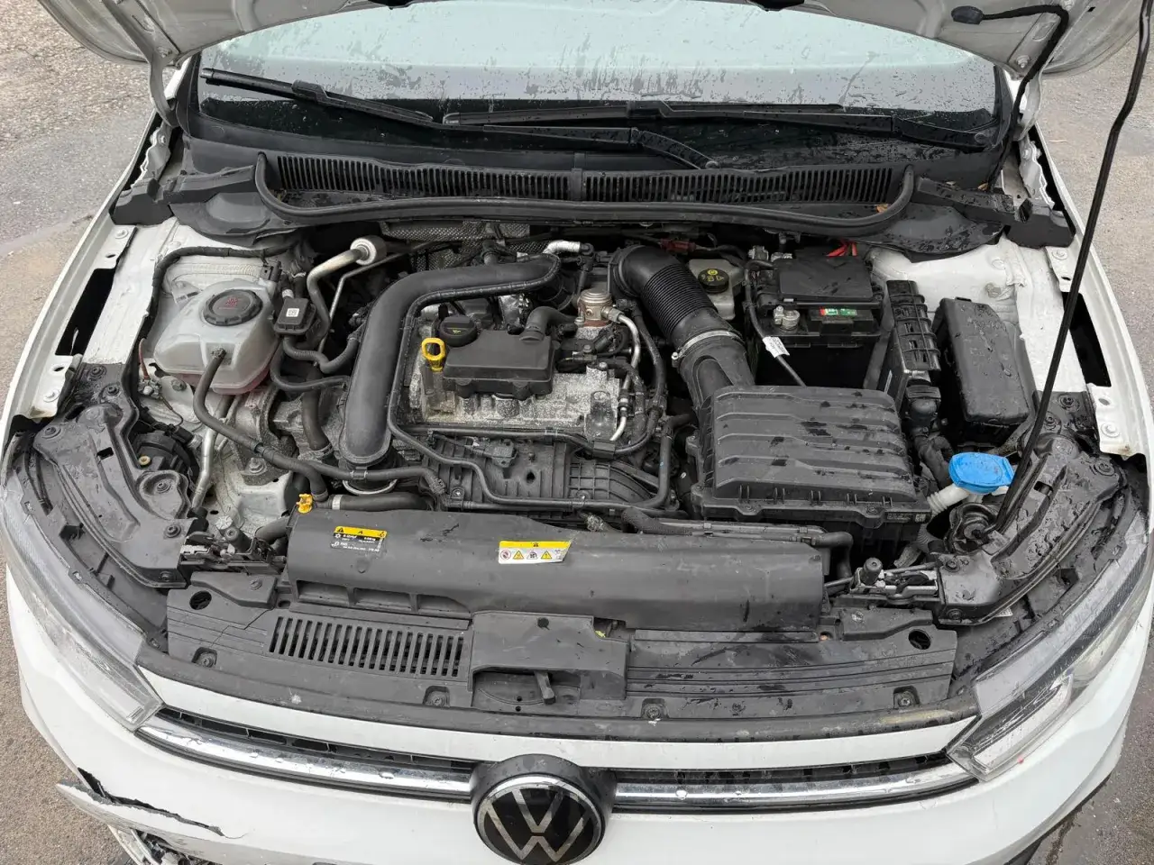 Motorraum eines VW Polo 1.0 TSI 95 PS. M&ouml;gliche Probleme mit dem Motor sind hier sichtbar.