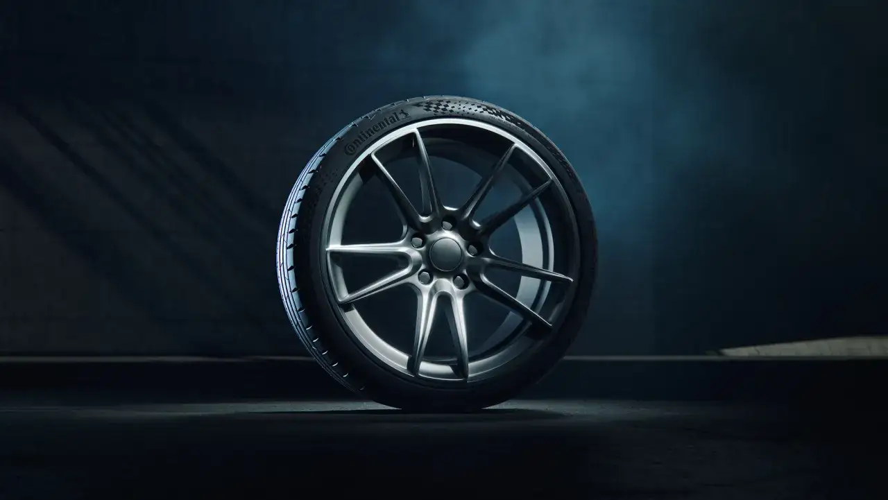 Ein Continental SportContact 7 Reifen auf einer sportlichen Felge, bereit f&uuml;r den Test.