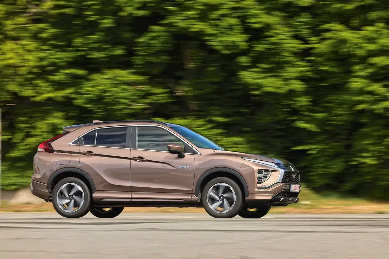 Brauner Mitsubishi Eclipse Cross f&auml;hrt schnell, Hintergrund verschwimmt. Keine Probleme mit diesem SUV, nur Fahrspa&szlig;.