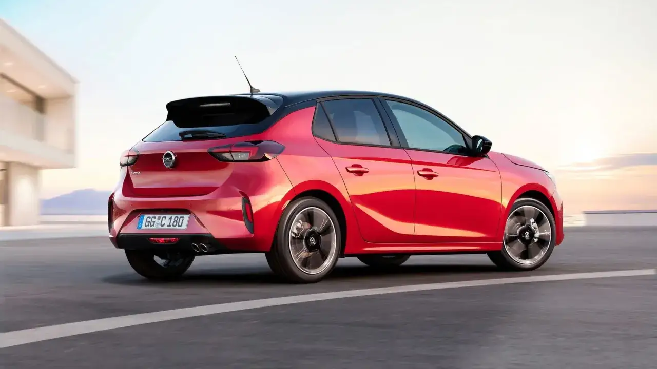 Roter Opel Corsa F im Sonnenuntergang, der elegant &uuml;ber die Stra&szlig;e gleitet. Keine Probleme hier, nur Fahrspa&szlig;.