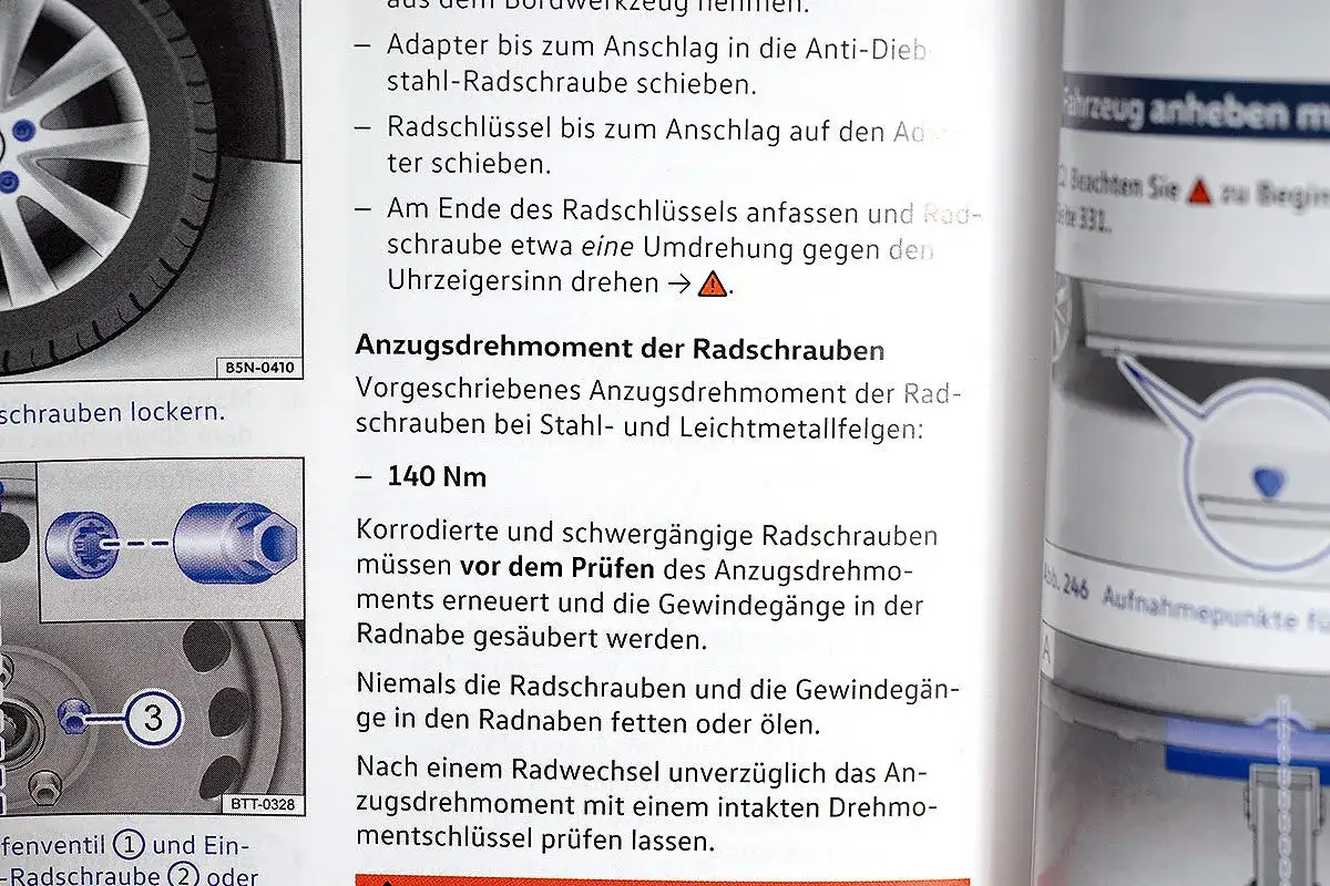 Anleitung zum Reifen wechseln: Radschrauben lockern, Adapter und Radschlüssel ansetzen, gegen den Uhrzeigersinn drehen. Anzugsdrehmoment 140 Nm.