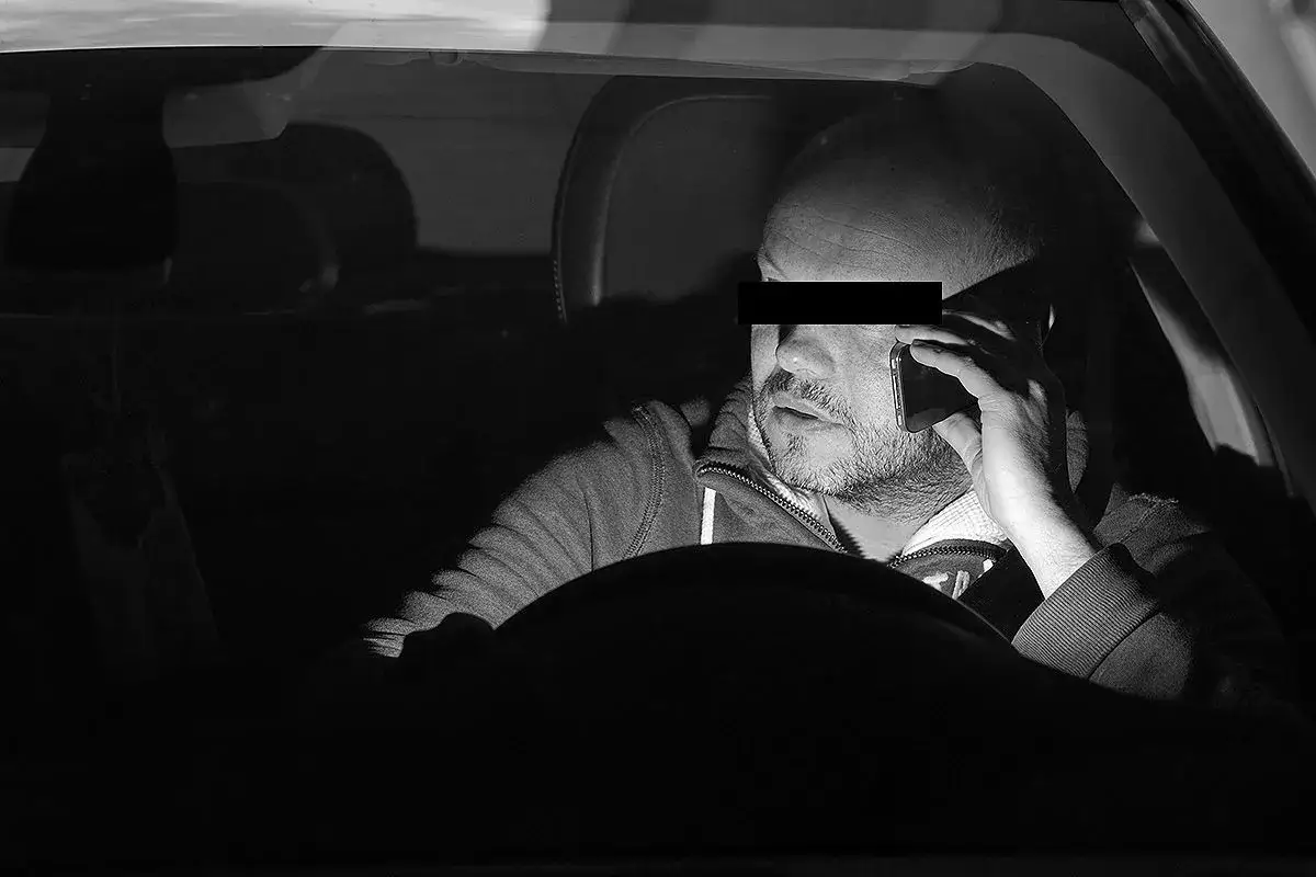 Mann am Steuer mit Handy am Ohr, geblitzt. Ein Moment der Unachtsamkeit, der teuer werden kann.