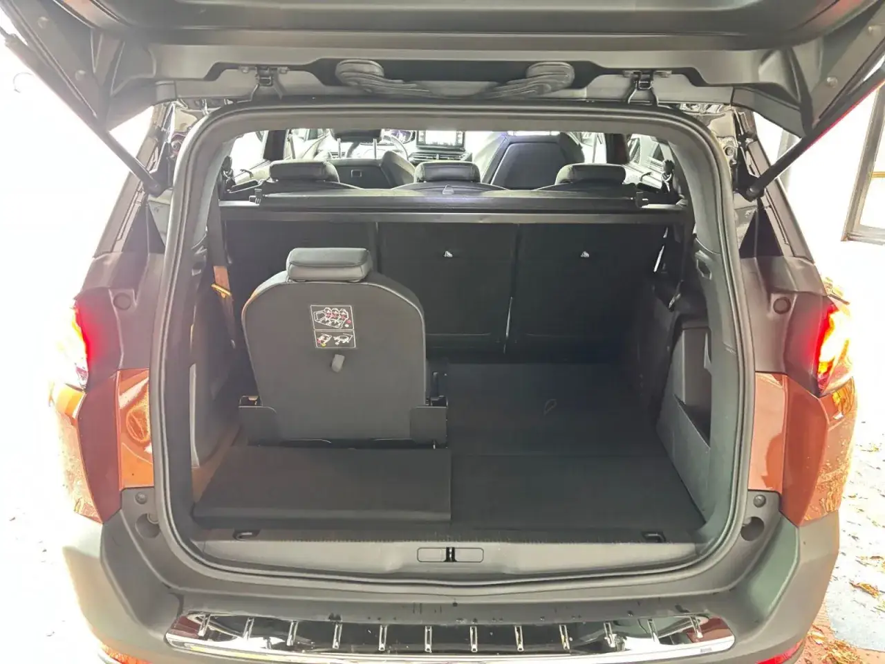 Der Kofferraum des Peugeot 5008 ist leer, bis auf einen umgeklappten Sitz. Vielleicht gibt es Probleme mit dem Umklappen?