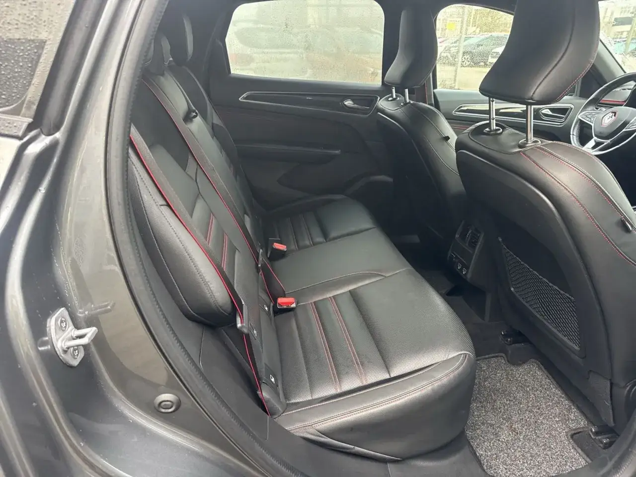 R&uuml;ckbank eines Renault Arkana mit roten N&auml;hten. Keine sichtbaren Renault Arkana Probleme, nur ein sauberer Innenraum.