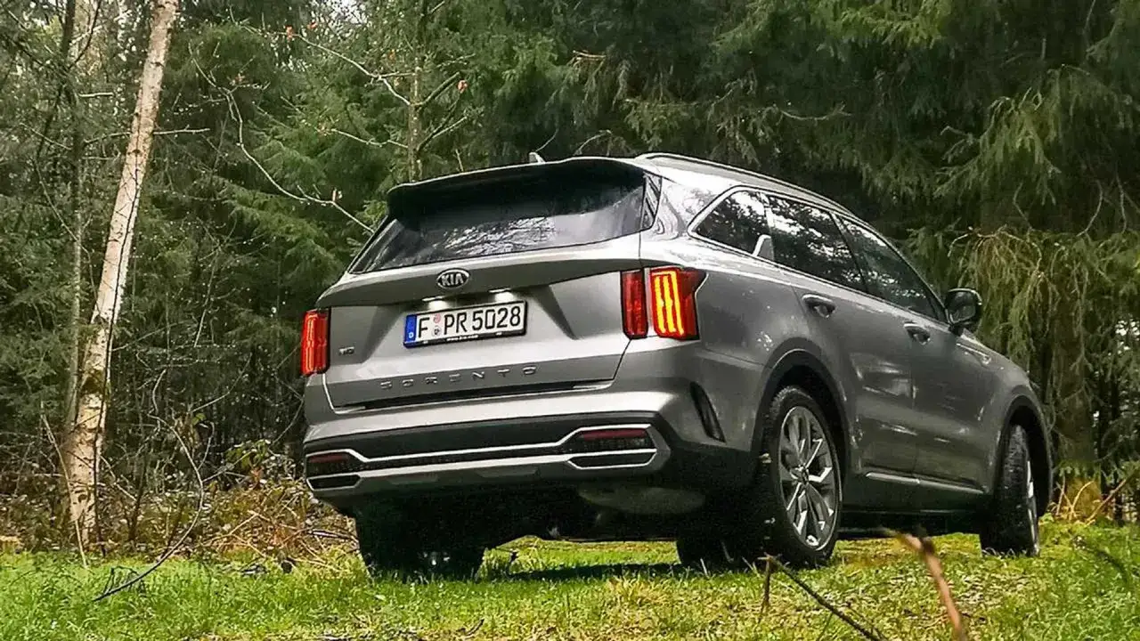 Grauer Kia Sorento 2.2 CRDi im Wald. Hoffentlich keine Probleme mit diesem SUV.