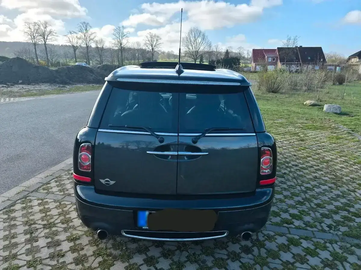 Dunkelgrauer Mini Clubman von hinten. Bekannte Schwachstellen sind hier nicht sichtbar, aber das Auto steht auf einem Parkplatz.
