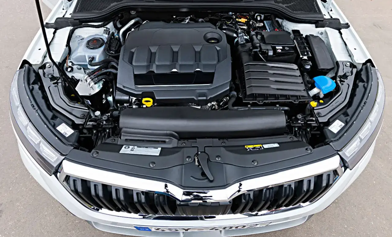 Motorraum eines Skoda Kamiq 1.0 TSI. Hier werden oft Probleme mit dem Turbolader oder der Steuerkette diskutiert.