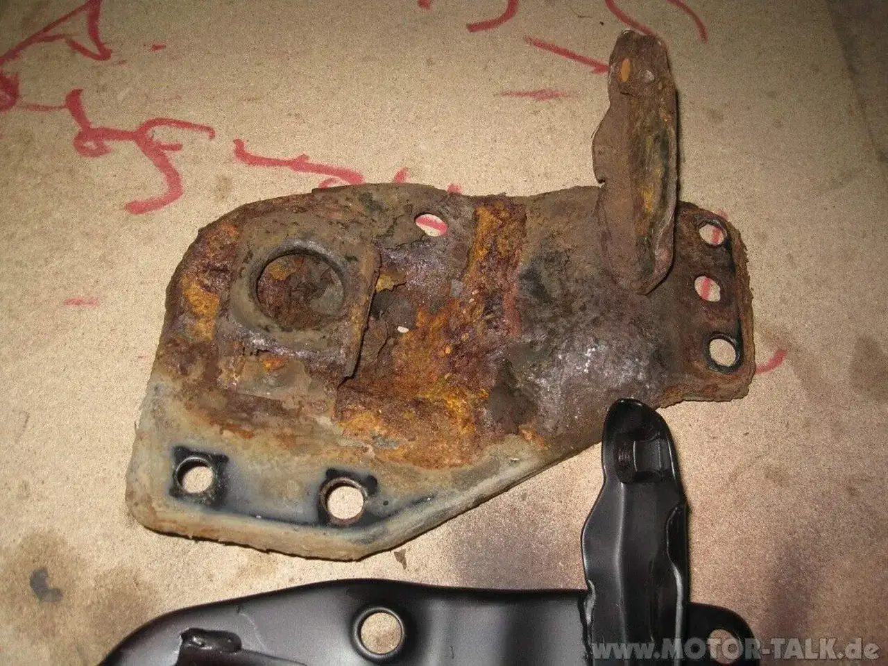 Stark verrostetes Metallteil, wahrscheinlich ein Aufh&auml;ngungsteil eines Suzuki Alto, zeigt typische Suzuki Alto Probleme.