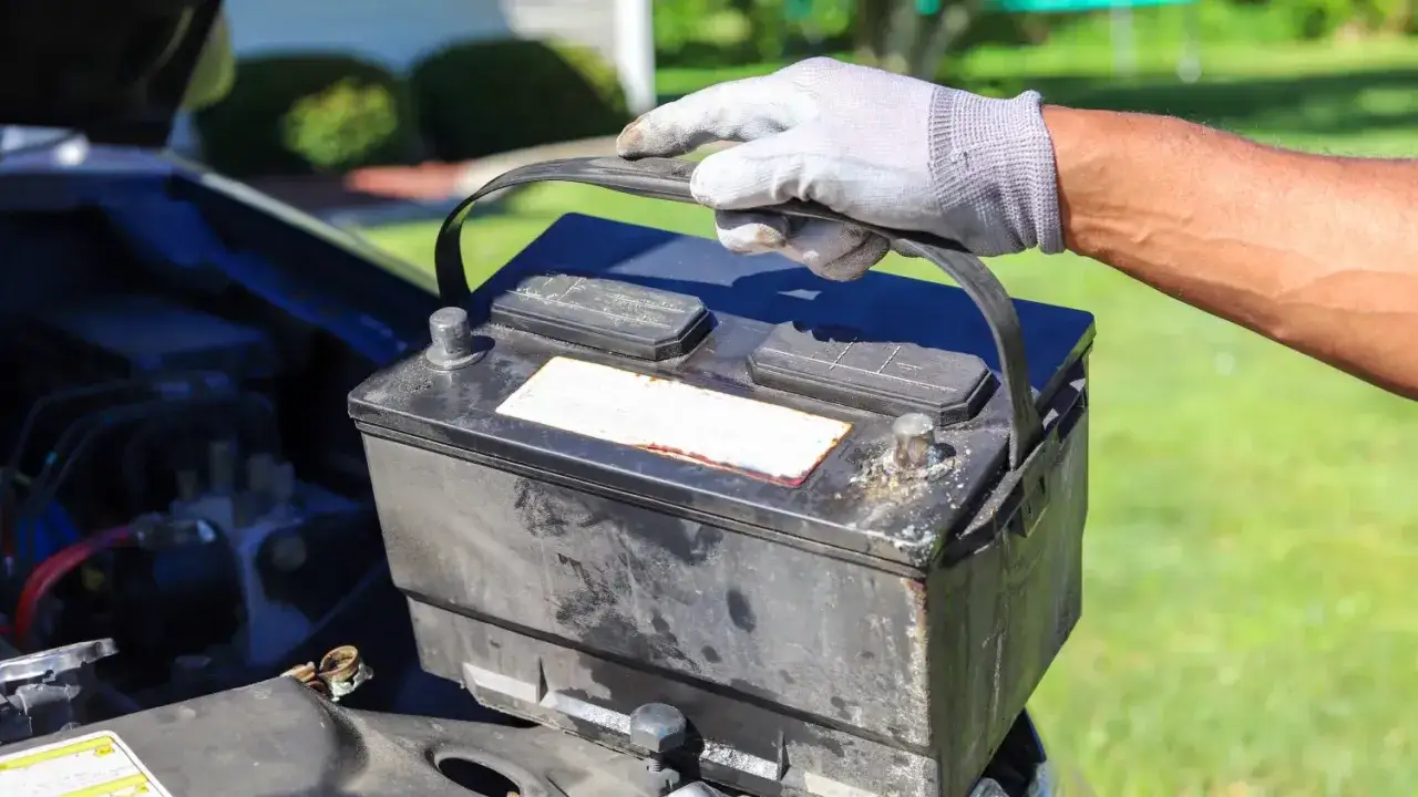 Gefaltete Batterie tiefentladen, bereit zum Austausch.