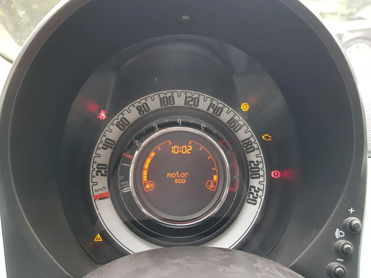 Armaturenbrett eines Fiat 500X mit leuchtenden Warnlampen, die auf Probleme hindeuten. Motorleuchte und weitere Symbole sind aktiv.