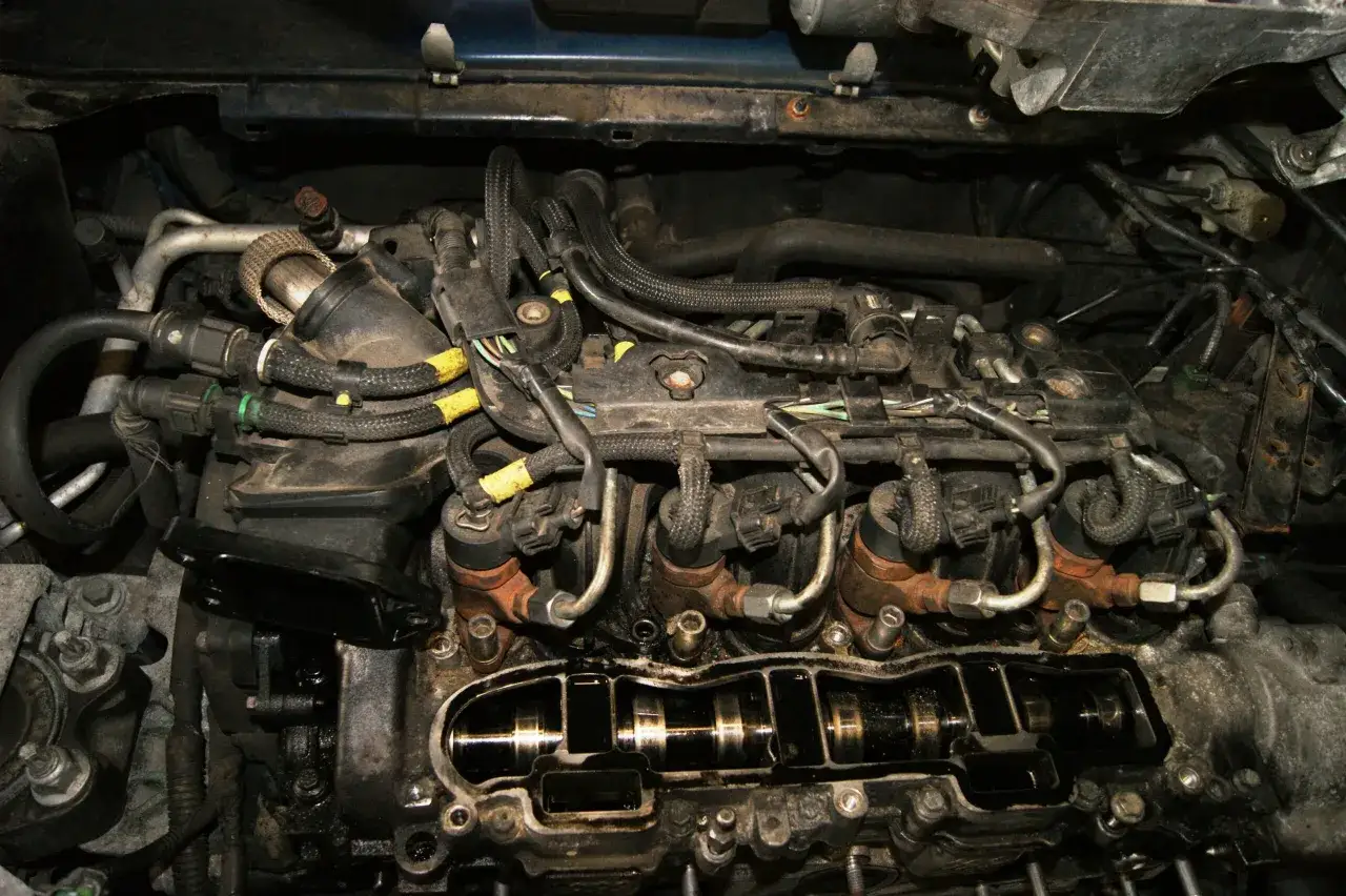 Motorraum eines Citroen Jumpy 2.0 HDI. Offener Ventildeckel zeigt Nockenwelle und Einspritzd&uuml;sen. M&ouml;gliche Probleme hier?