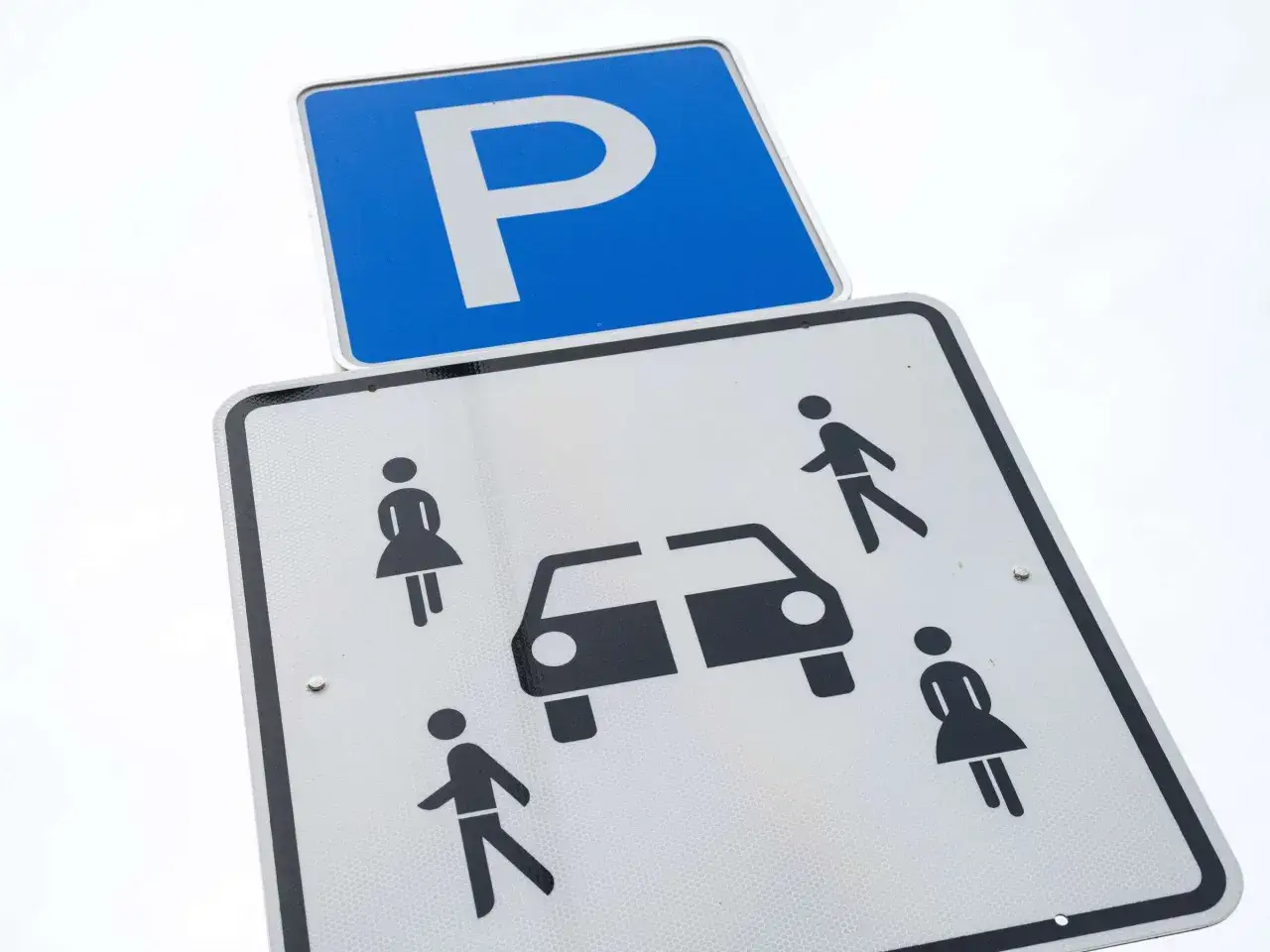 Zwei Parkschilder: oben ein blaues Schild mit wei&szlig;em 