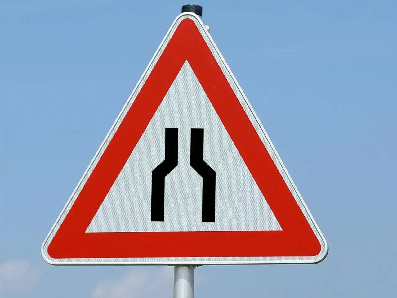 Achtung, Fahrbahnverengung! Wer hier die Vorfahrt genommen hat, riskiert eine Strafe.