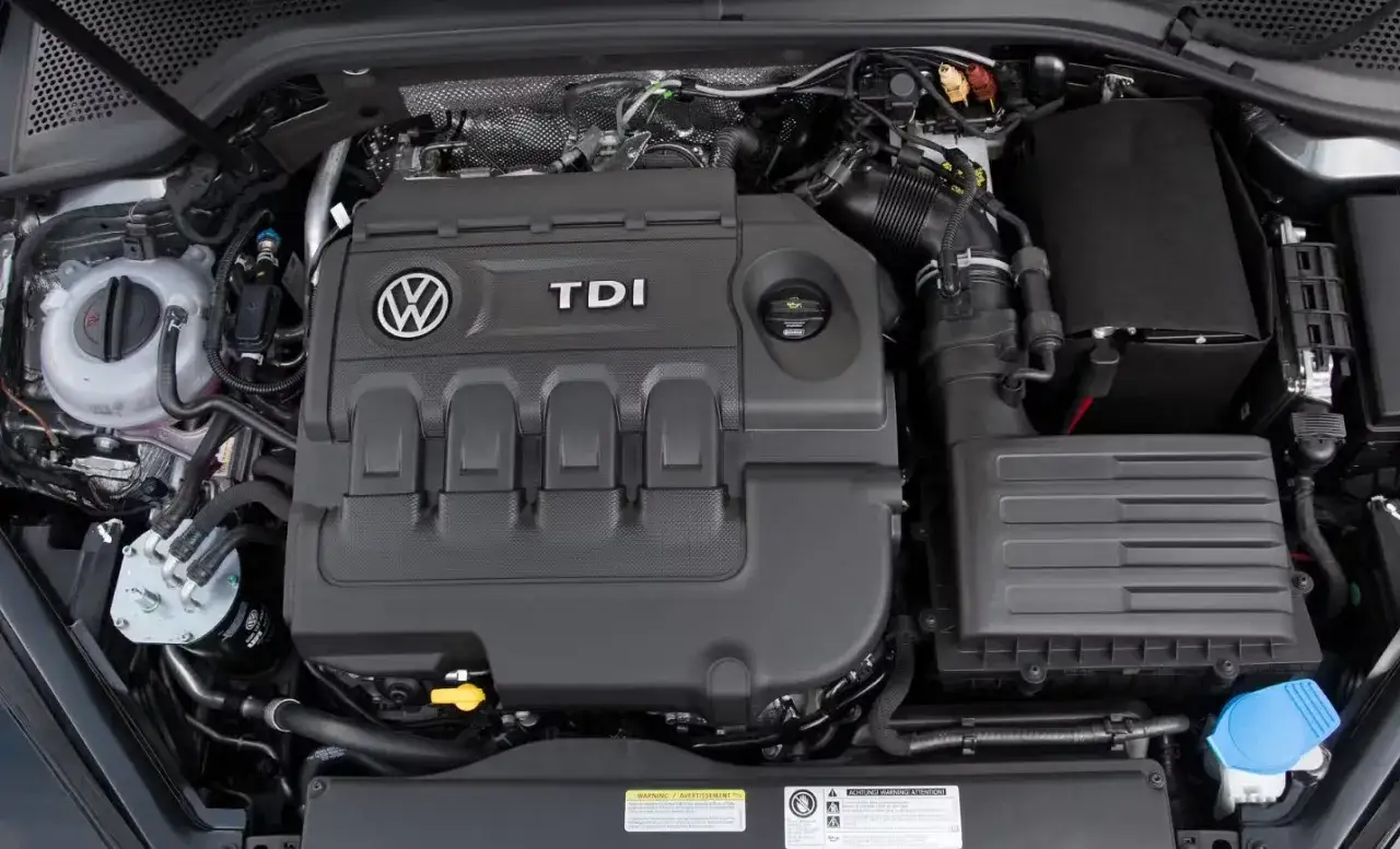 Motorraum eines VW Touran 2.0 TDI. M&ouml;gliche Probleme mit diesem Motor sind bekannt.