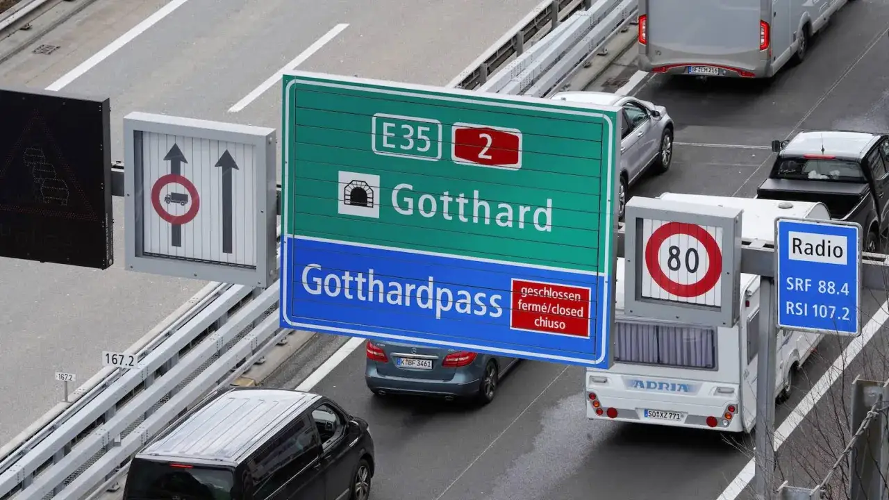Stau vor dem Gotthard-Tunnel in der Schweiz. Die Autobahn ist gesperrt, Verkehrsschilder weisen auf die Sperrung hin.