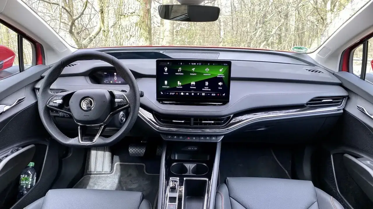 Innenraum eines Skoda Enyaq mit großem Touchscreen. Manche Nutzer berichten von Skoda Enyaq Probleme mit der Software.