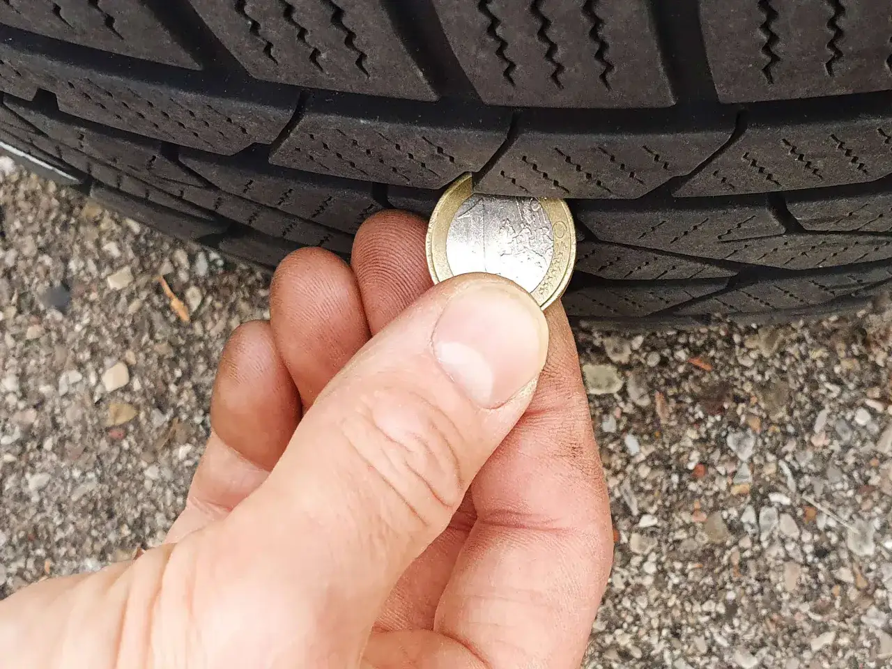 Ein Euro-St&uuml;ck wird genutzt, um die Mindestprofiltiefe eines Motorradreifens zu pr&uuml;fen.