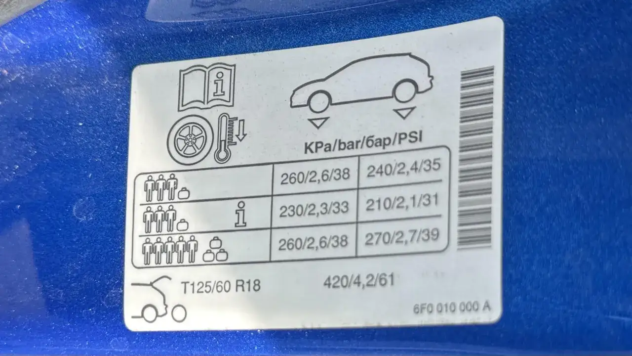 Aufkleber mit Reifendruck-Angaben für einen Golf 7. Zeigt verschiedene Beladungszustände und die empfohlenen Werte in kPa, bar und PSI.